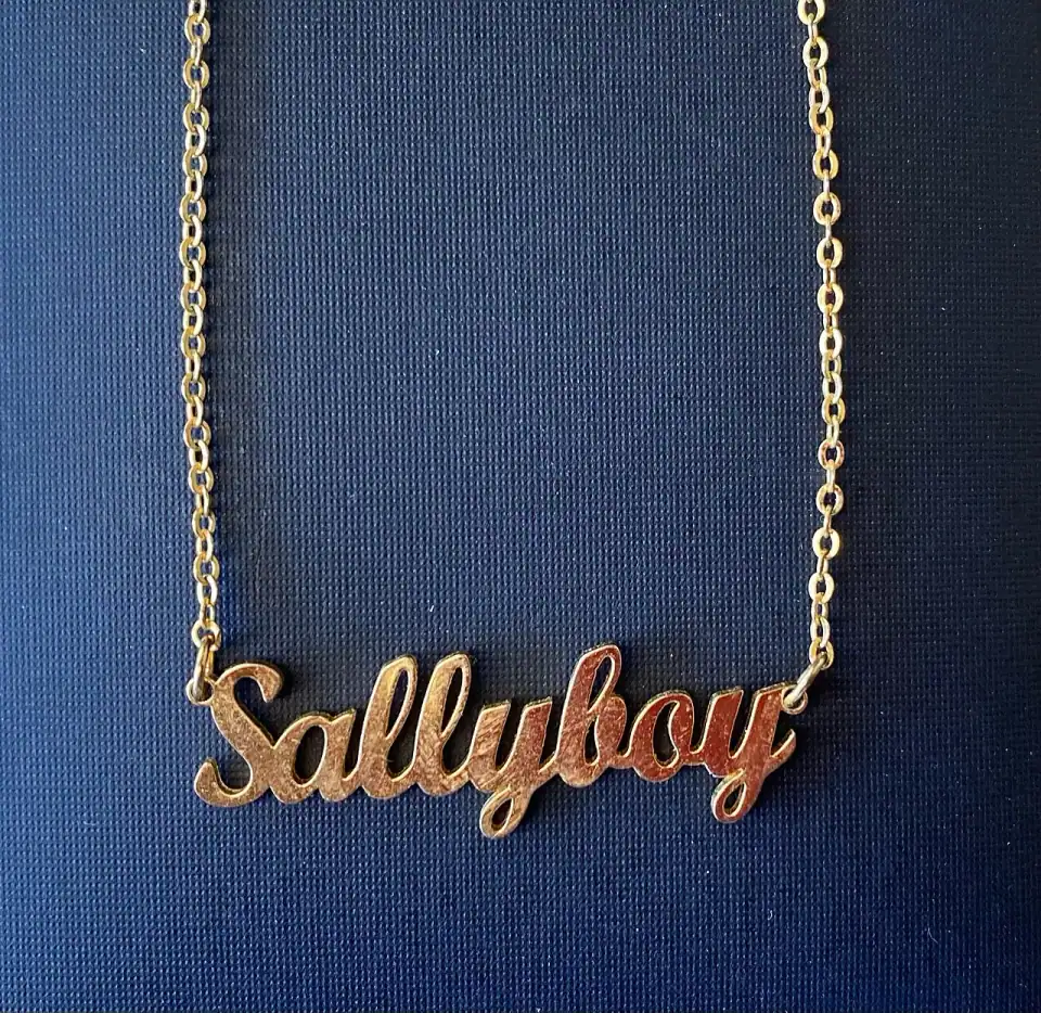 A gold necklace, plain product photo
